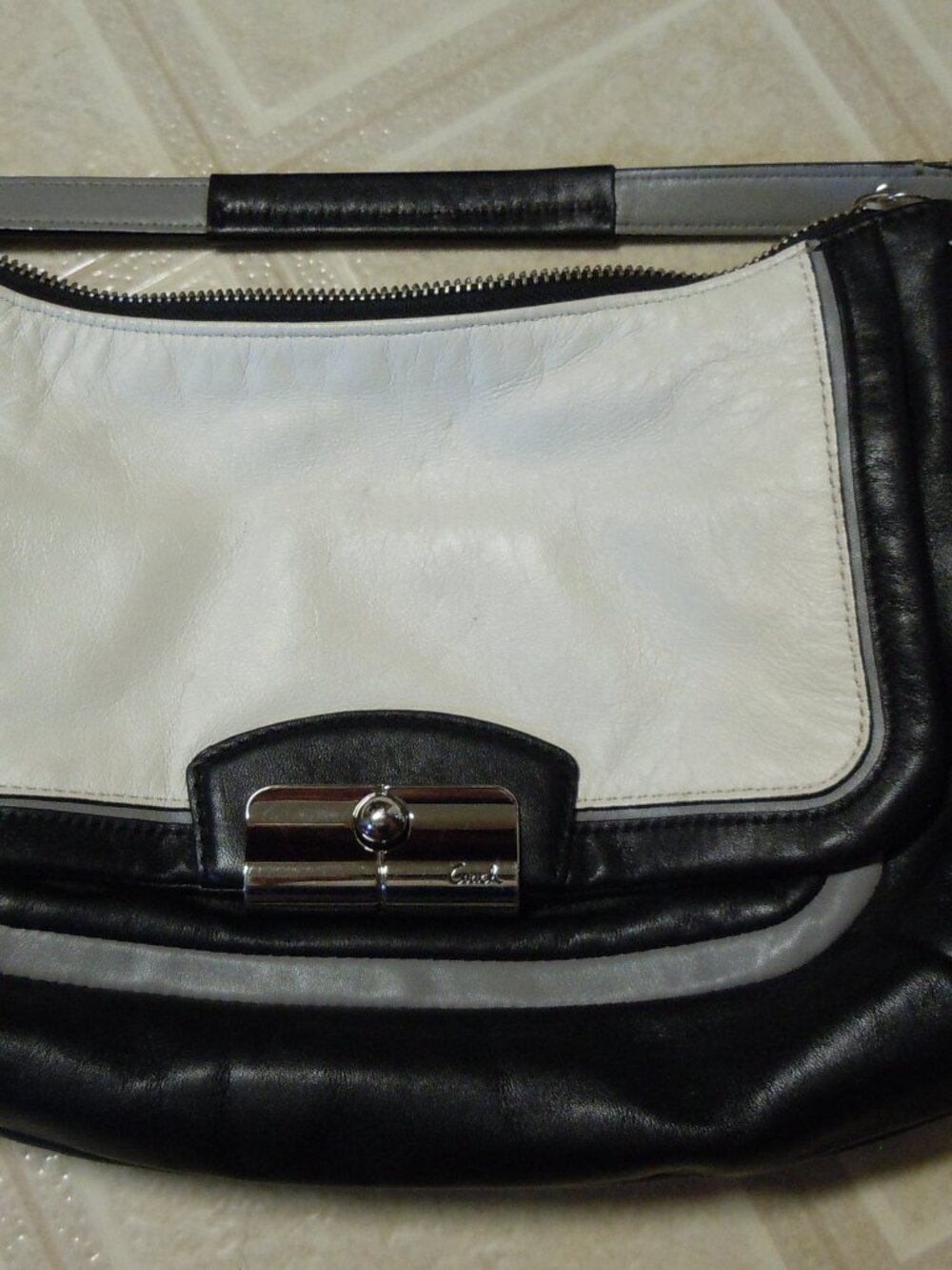 COACH BLACK & WHITE LEATHER HANDBAG F23084 EUC